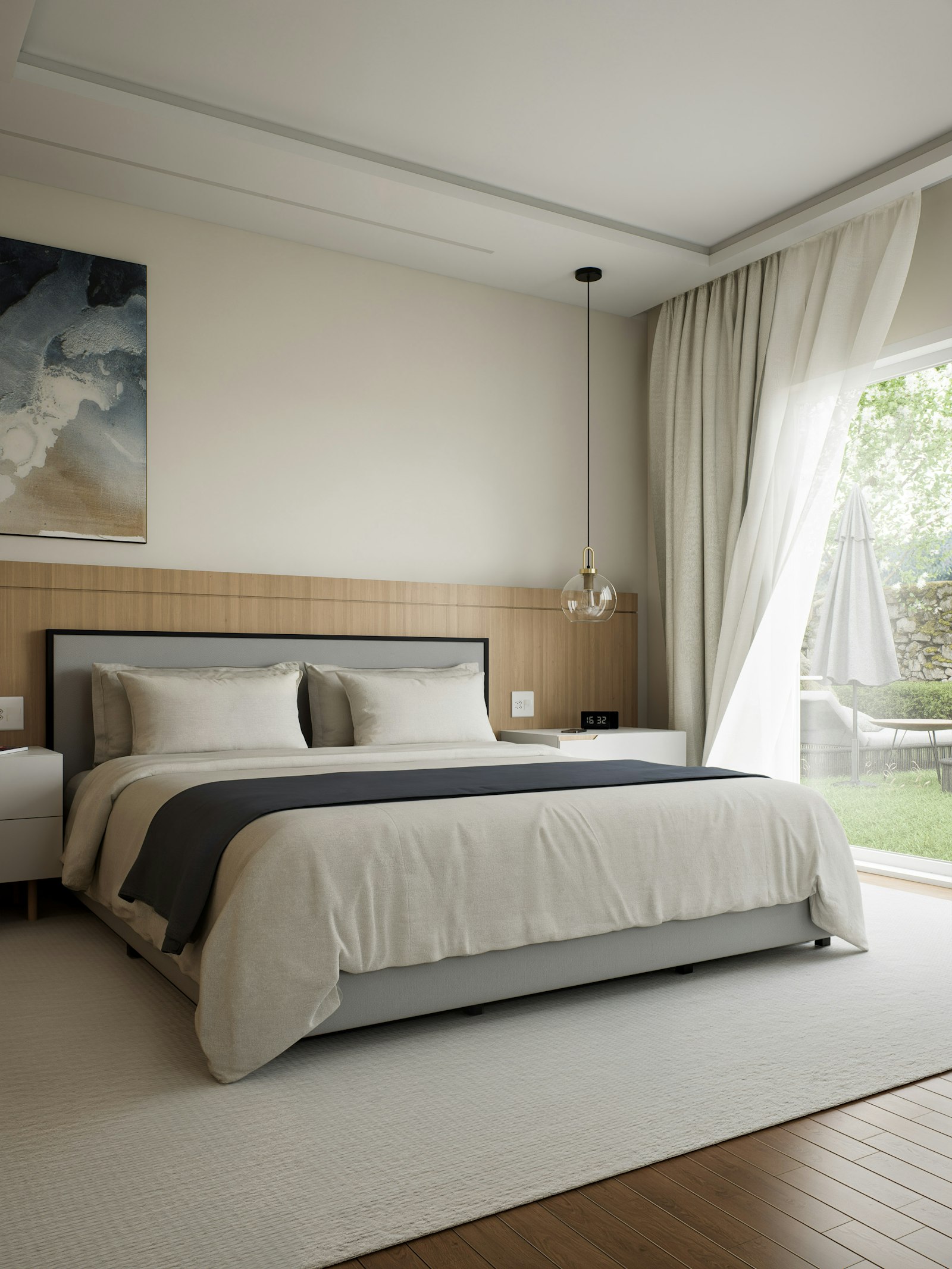 Großes Gartenzimmer mit Doppelbett, Pendelleuchte und offenem Vorhang zum Garten.